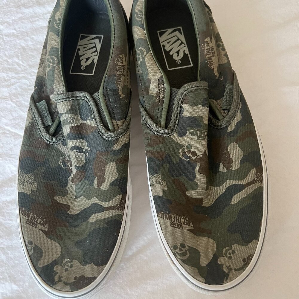 VANS Off the Wall, Slip on Shoe, Camo, Never worn, Women's Size 9, Men's 7.5